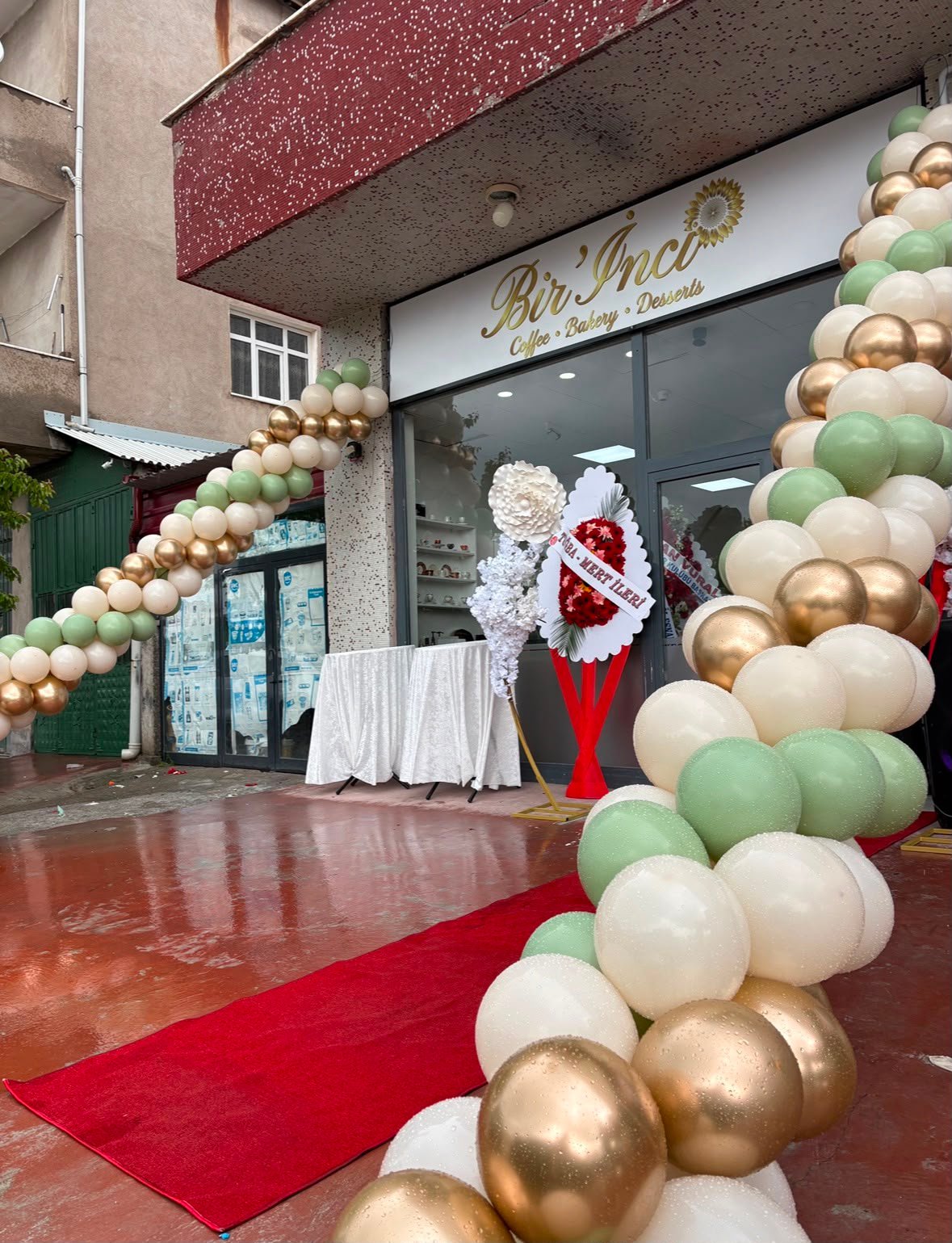 Açılış organizasyonu balon süslemesi, bistro masa ve karşılama alanı